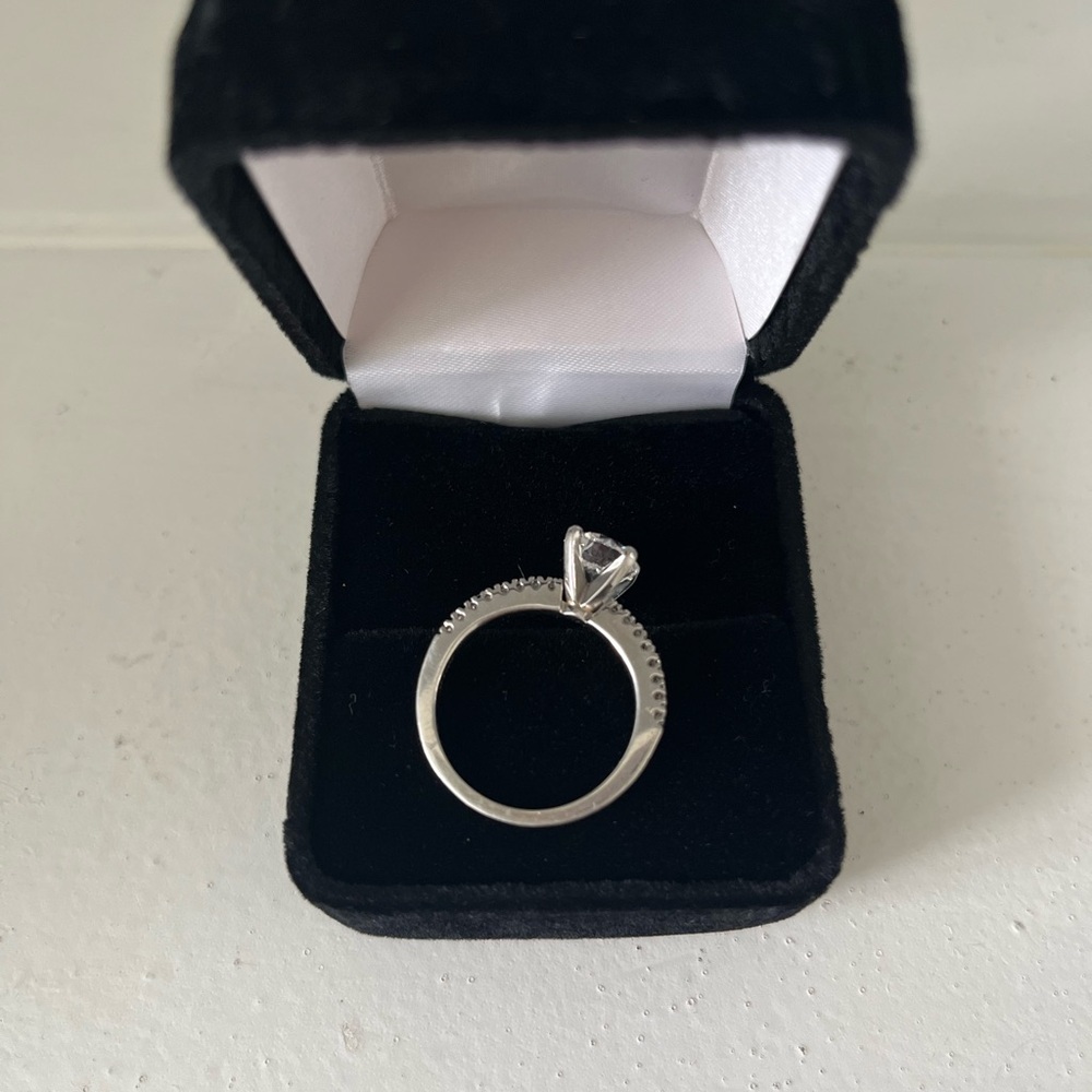 💍 Pre Loved Diamond Engagement Ring 💍 - Picture 2 of 5
